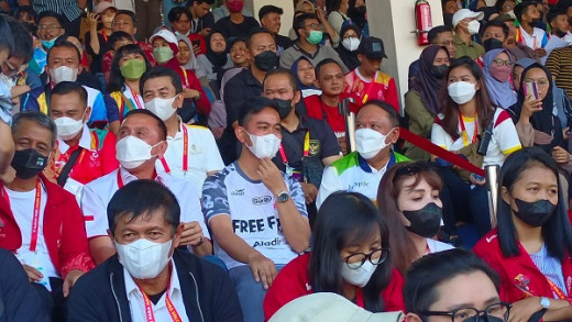 Menpora Amali dan Gibran Nonton Final Sepakbola CP dari Tribun Penonton