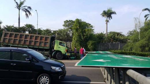 Disambar Truk Tronton, Papan Penunjuk Arah Jalan Tol di Kebun Jeruk Ambruk Akibatkan Kemacetan Panjang