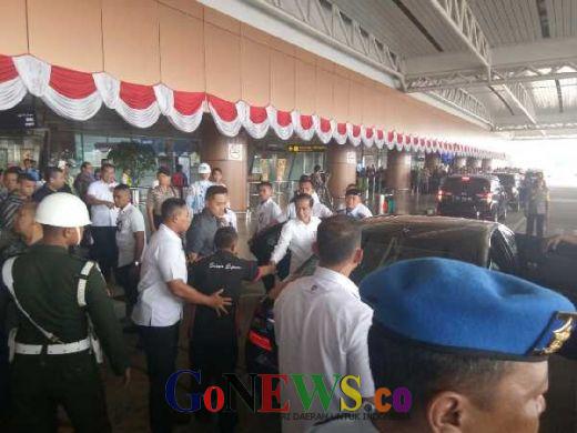 Tiba di Bandara Supadio Kalbar, Jokowi jadi Sasaran Swafoto Warga