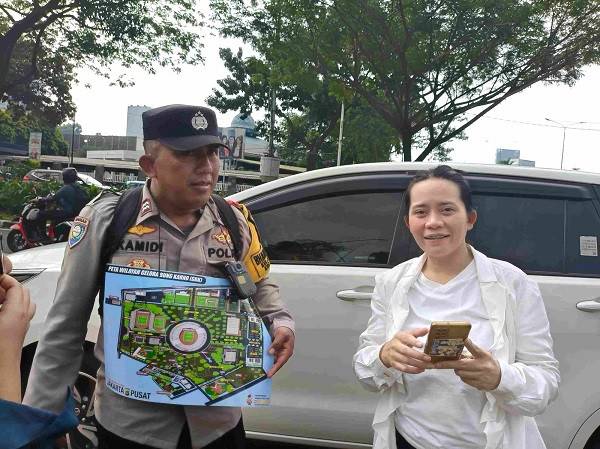 Bantu Jemaat Misa, Polisi Berkalung Denah Acara Berkeliling di GBK