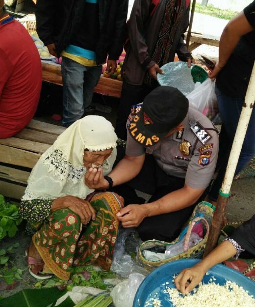 Mengharukan, Polisi Ini Suapkan Nenek Renta Dekat Tumpukan Sayur Bekas