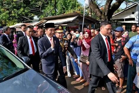 Terjebak Macet, Jokowi Jalan Kaki 3 Km ke Lokasi Peringatan HUT TNI