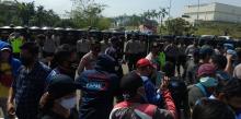 Ingin Demo ke DPR, Puluhan Ribu Buruh Bekasi-Tangerang Diadang Ribuan Personel Polisi