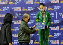 Senam Jatim Sabet 2 Emas, LaNyalla Serahkan Medali dan Bonus untuk Atlet di PON XX Papua