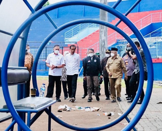 Menpora Amali Dampingi Presiden Jokowi Beri Santunan Korban Tragedi Kanjuruhan
