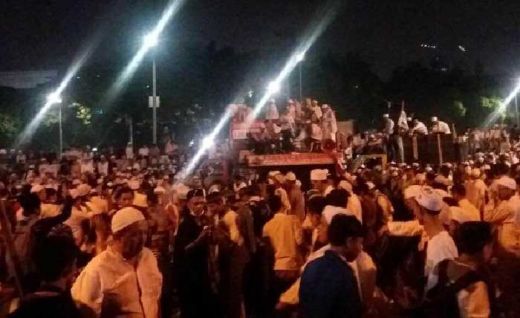 Berbeda dengan di Penjaringan, Ribuan Massa di DPR Kumandangkan Tahlil dan Zikir
