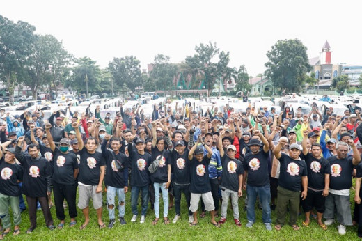Usai Dapat Sembako dari Relawan Ganjar, Puluhan Abang Becak Antusias Jumpai Anies di Istana Maimoon Medan
