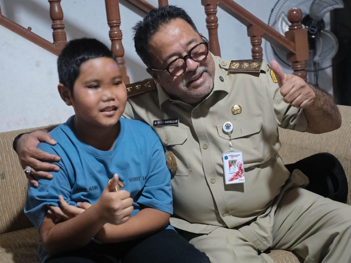 Wagub Rano Karno Jenguk Siswa Korban Kecelakaan Mobil MBG di Jakut