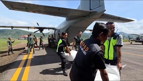 Pesawat TNI AL Salurkan Bantuan Logistik Bagi Masyarakat Gayo Lues Aceh