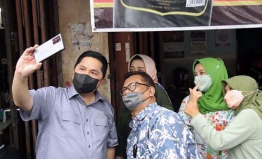 Saat Erick Thohir Jadi Rebutan Emak-emak untuk Swafoto dan Didoakan Jadi Presiden