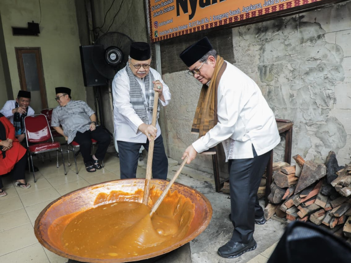 Pramono Dorong Pelestarian Kuliner Betawi Lewat Tradisi Ngaduk Dodol di Setu Babakan