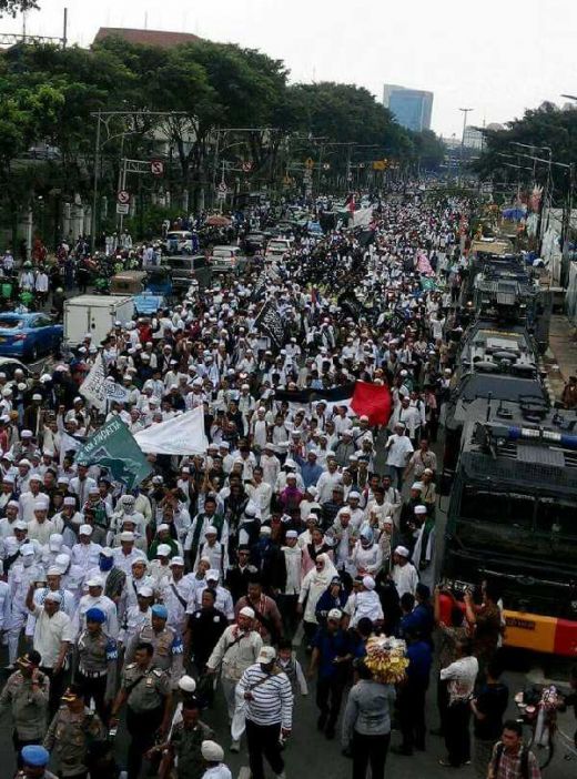 Imbauan MUI Tak Diindahkan, Ribuan Massa Aksi Bela Islam Tuntut Sukmawati Diadili Bergerak ke Bareskrim Polri