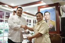 Prabowo Subianto Berikan Buku Kepemimpinan Militer Kepada Menpora Dito