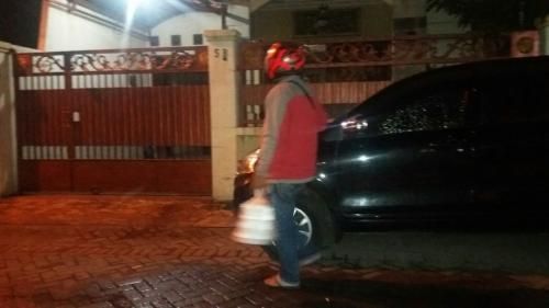 Enam Jam Geledah Rumah Anggota DPRD Jatim, Petugas KPK Pesan Sahur via Ojek Online