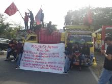 Demo Tolak TKA China, Mahasiswa Blokade Jalan di Makassar