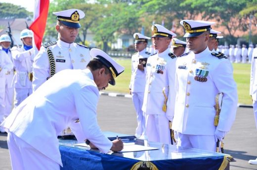 Wakasal Lantik 348 Perwira TNI AL Lulusan Diktukpa