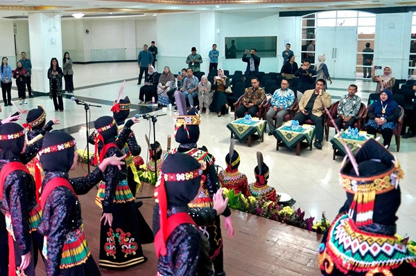 Menpora Dito Lepas Tim Seni Embun Pagi Primary School ke Kompetisi Tari Dunia WDF 2025