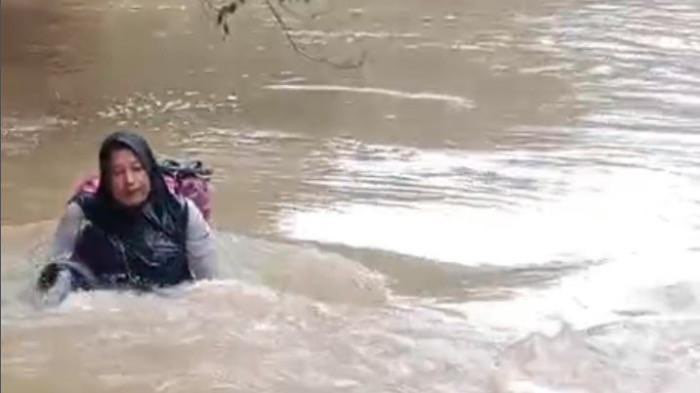 Demi Selamatkan Pasien, Bidan Dona Hadapi Sungai Deras Sendirian di Sumbar