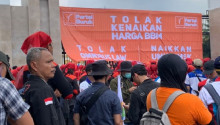 Demo Tolak Kenaikan BBM, Massa Buruh KSPI Mulai Padati Area Gerbang DPR