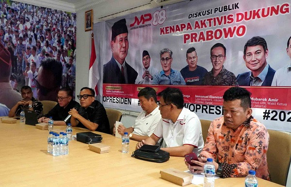 Aktivis Kumpul dan Berdiskusi di Rumah Pemenangan Relawan Dukung Prabowo Menjadi Presiden RI ke-8