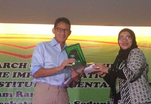 Dapat Penghargaan dari RS Jiwa Dr. Soeharto, Sandiaga Uno Berurai Air Mata Ceritakan Penyakit Ayahnya