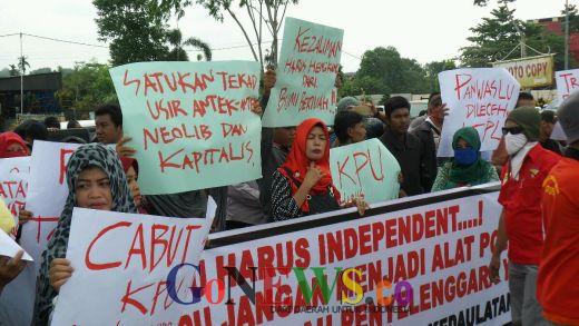Kecewa Said Usman Abdullah Didiskualifikasi, Puluhan Ibu-ibu Simpatisan Berdemo di Kantor KPU Kota Pekanbaru