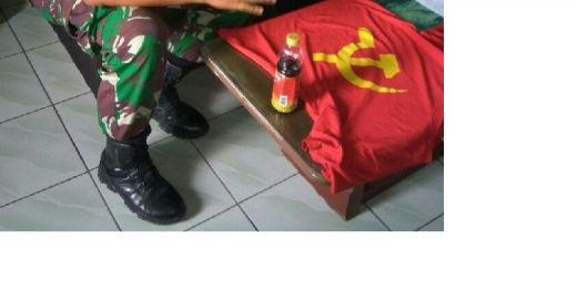 Nah Lho... Kenakan Kaos Logo Palu Arit, Pemuda Ini Diciduk TNI di Bengkel Sepeda Motor