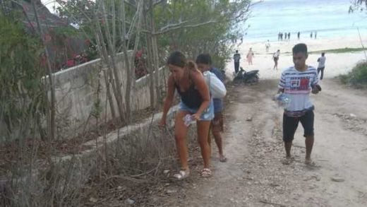 Saat Bule Punguti Sampah di Pantai Sumba, Apa Pendapat Anda?