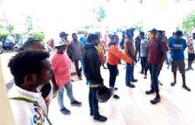 Honor Tak Kunjung Cair, Puluhan Relawan PON Papua Geruduk Kantor Kesbangpol Merauke
