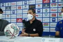 Pelatih Arema FC Tak Pikirkan Absennya Striker Andalan Persebaya