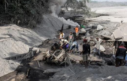Selain Suara Gemuruh dari Semeru, Ada Imbauan Air Membawa Material Batu Turun