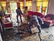 TNI AL Gotong Royong Bantu Masyarakat Terdampak Bencana Banjir Bandang di Kabupaten Siau