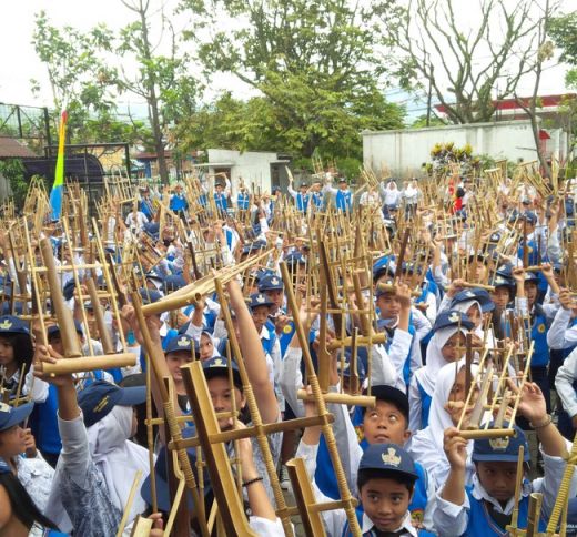 Luar Biasa, Ribuan Angklung Bergetar di Lapangan Sumatera 40 Bandung