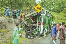 Ngeri, Semua Penumpang Terlempar saat Bus Pariwisata Tabrak Tebing, 13 Orang Meninggal