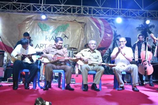 Buka Event Riau Art Camp Festival, Gubernur Riau Petik Gambus bareng Bupati Bengkalis