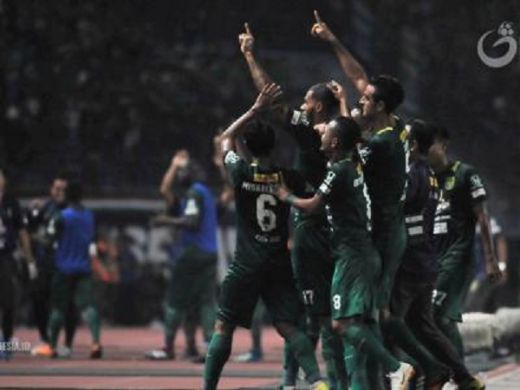 Kubur Ambisi Madura United, Persebaya ke Final