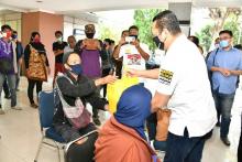Bamsoet Berikan Bantuan Sembako ke Seniman di Taman Ismail Marzuki