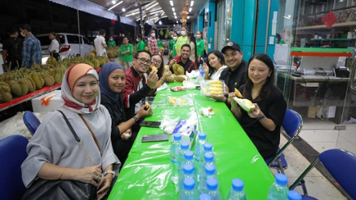 Menpora Dito dan Menpora Malaysia Diskusi Kerja Sama Pemuda dan Olahraga Sembari Nikmati Durian Kamboja