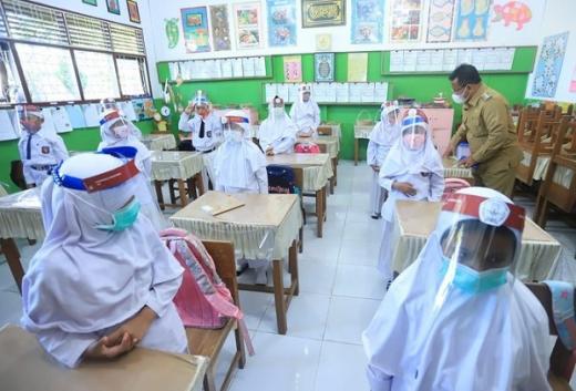 Jokowi Minta Sekolah Tatap Muka Terbatas Hanya 2 Hari Sepekan, 2 Jam Sehari