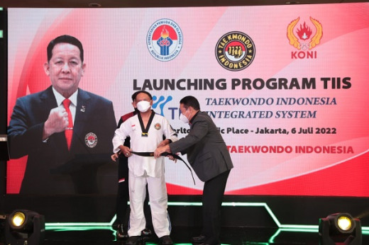 Menpora Amali Dianugerahi Sabuk Hitam Dan VII Kehormatan Taekwondo