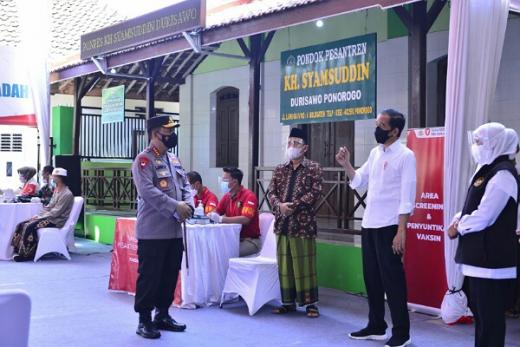 Presiden dan Kapolri Tinjau Vaksinasi Merdeka di Ponpes dan Tempat Ibadah se-Indonesia