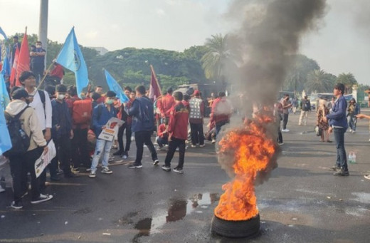 Demo Harga BBM Naik, Mahasiswa Bakar Spanduk-Ban di Kawasan Patung Kuda
