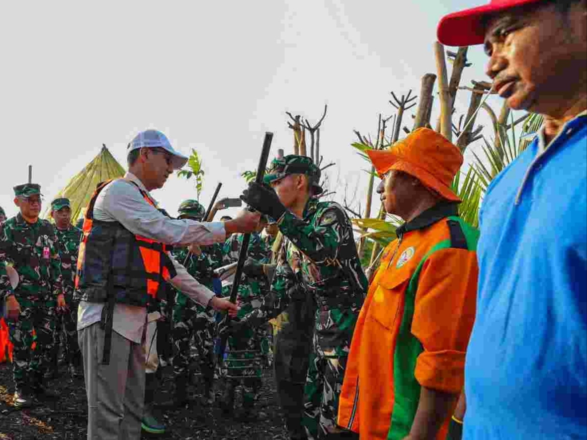 Pemprov DKI-Unhan Grebek Sampah dan Tanam Pohon di Pluit