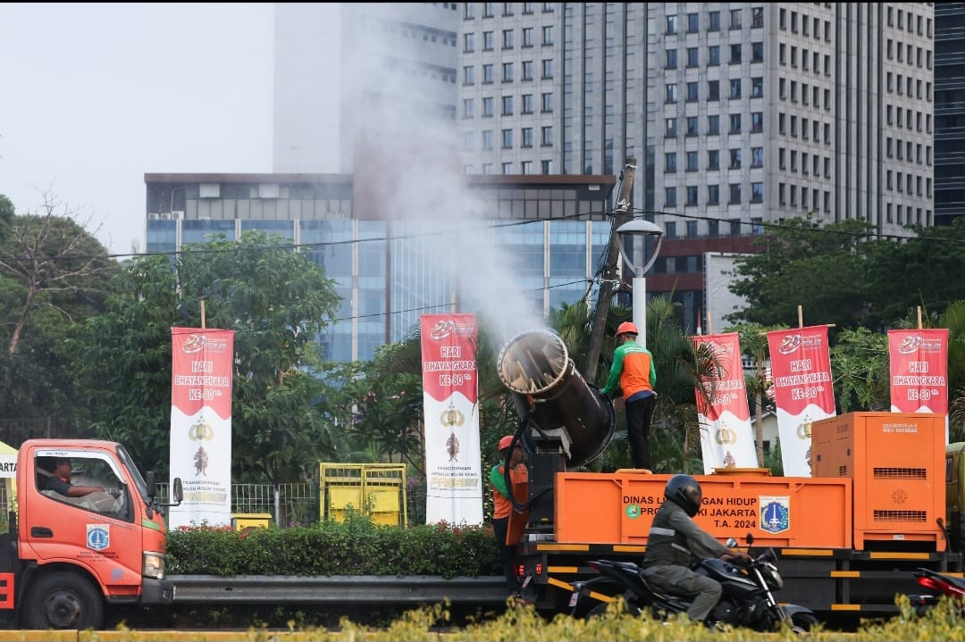 Antisipasi Abu Vulkanik, 5 Wilayah Jakarta Disemprot Water Mist