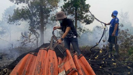 Bucket Air Helikopter Sikorsky Jatuh dari Udara saat Padamkan Kebakaran Lahan di Rimbo Panjang