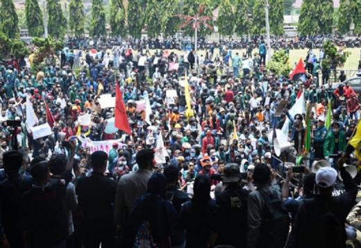 3.000 Massa Aksi Tolak Omnibus Law Akhirnya Masuk ke Depan Gedung DPRD Lampung