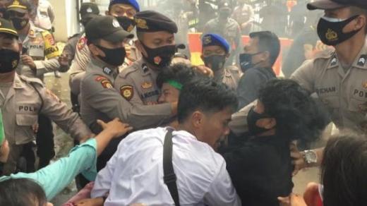 Bentrok dengan Polisi, Mahasiswa di Banten Bibirnya Dijahit hingga Masuk ICU