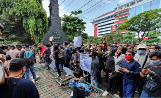 Demo Tolak Omnibus Law, Mahasiswa di Semarang Jebol Gerbang DPRD Jateng