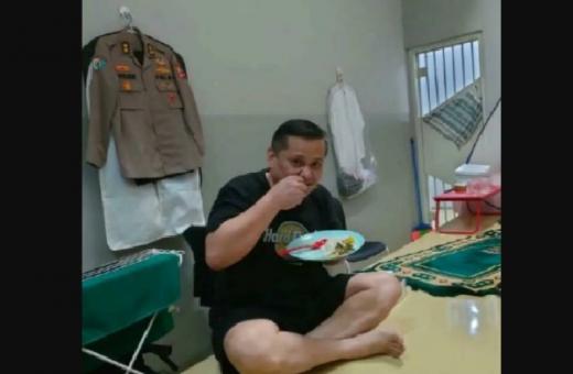 Foto Irjen Napoleon Duduk Lesehan saat Makan dalam Penjara, Sajadahnya Jadi Sorotan