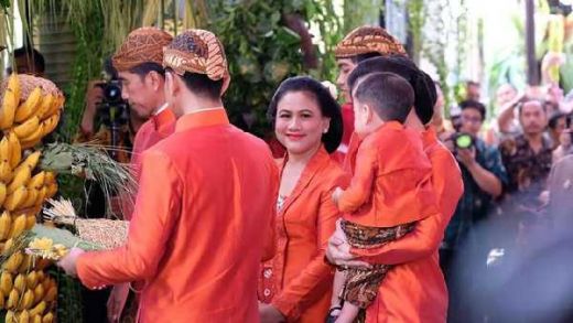 Prosesi Siraman, Iriana Jokowi Pilih Gaun Oranye Biar Cetar